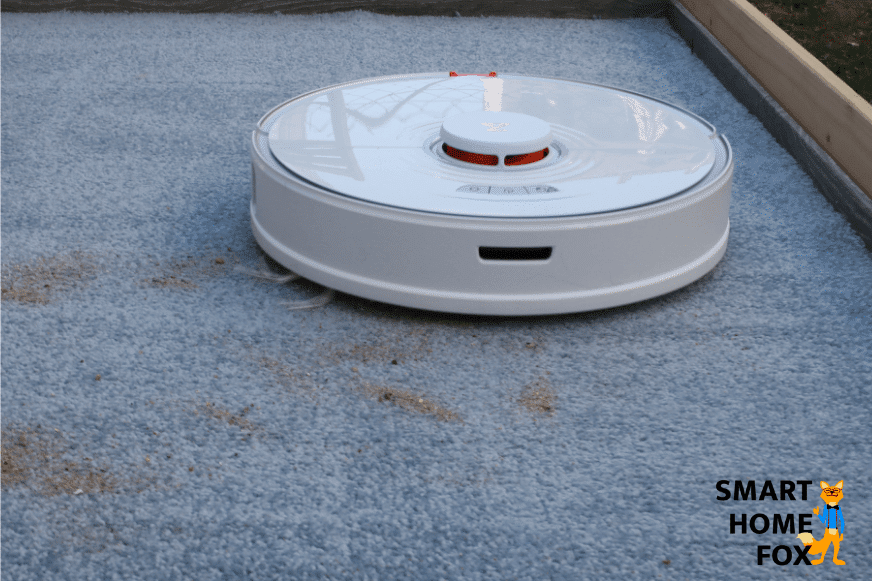 Roborock S7 пылесосит песок на ковре с высоким ворсом